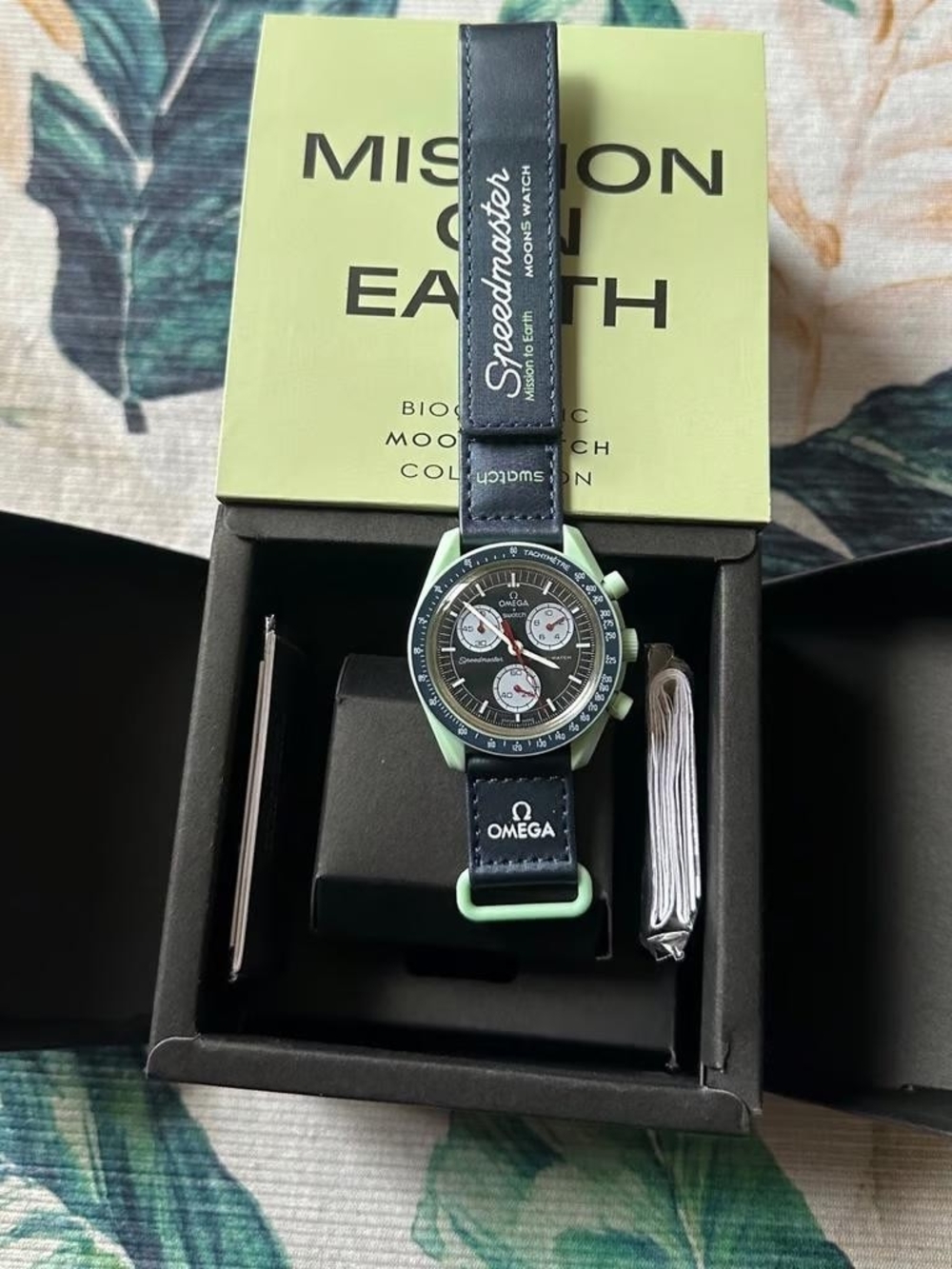 Swatch x oméga moonswatch speedmaster mission to earth